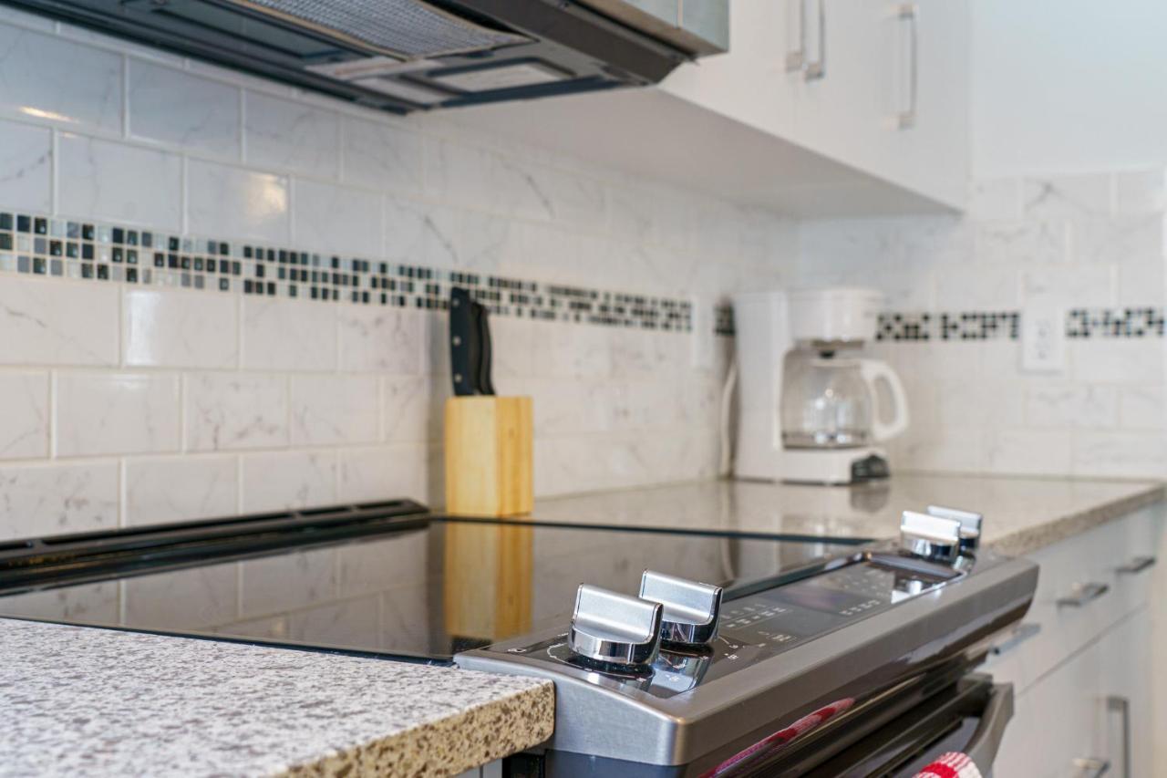 Modern House With Private Backyard & Fireplace カルガリー エクステリア 写真