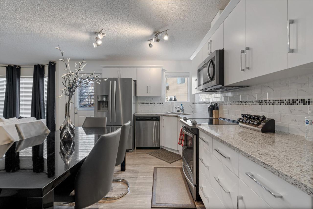 Modern House With Private Backyard & Fireplace カルガリー エクステリア 写真