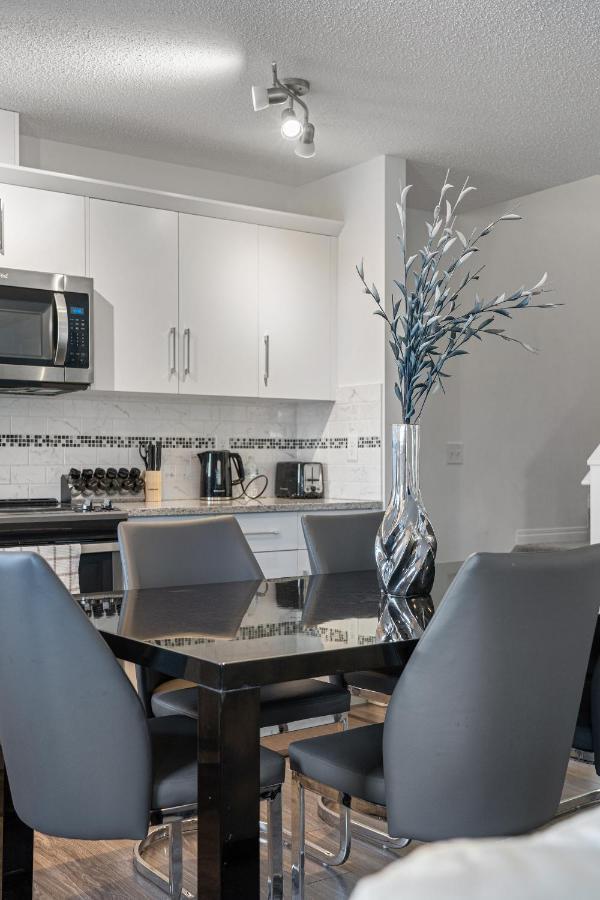 Modern House With Private Backyard & Fireplace カルガリー エクステリア 写真